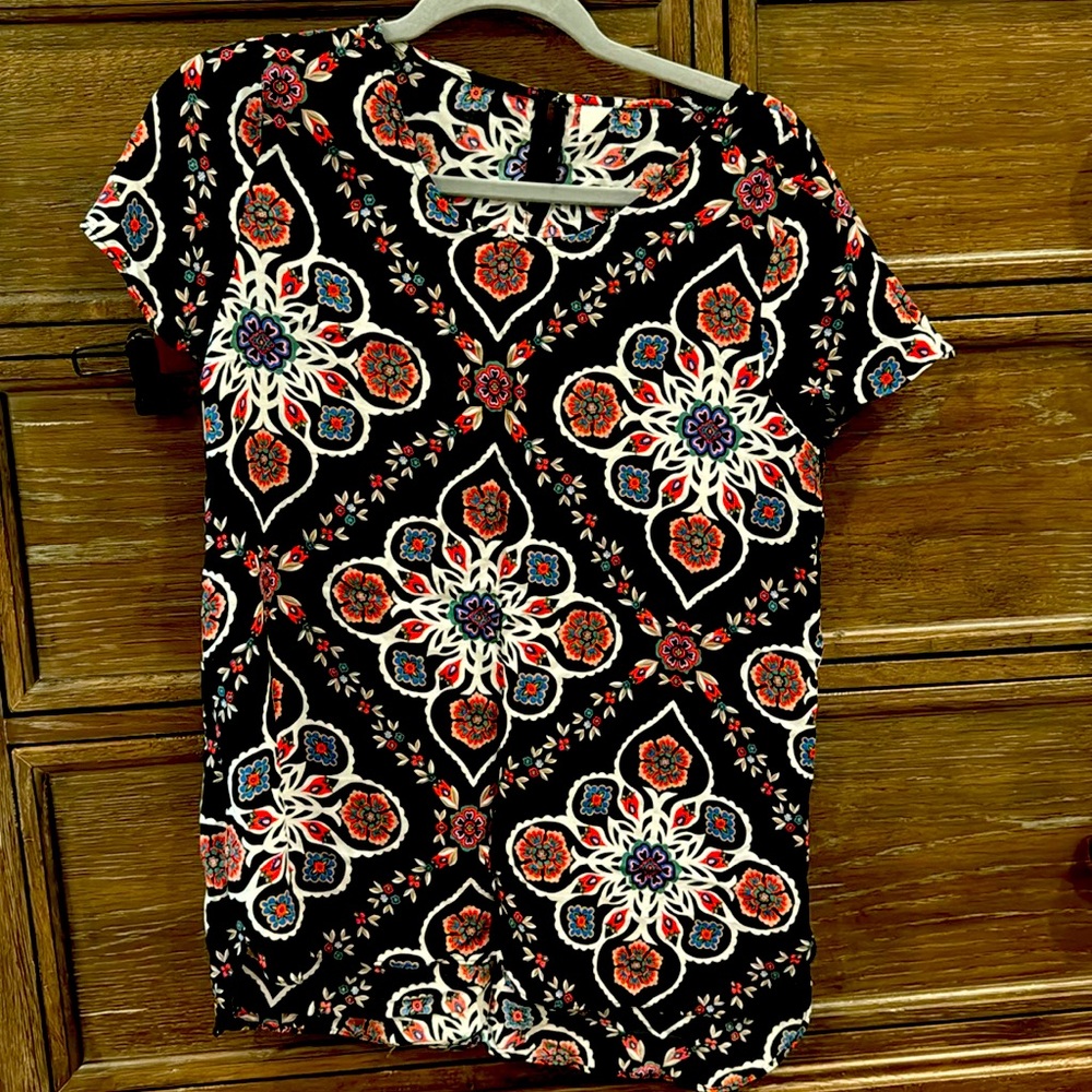 Beautiful Old Navy printed black shirt.